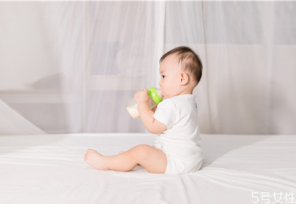 奶粉不适合宝宝的表现 宝宝喝奶粉不吸收的表现