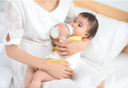 宝宝夏天可以喝凉奶吗 婴儿喝了凉奶的症状