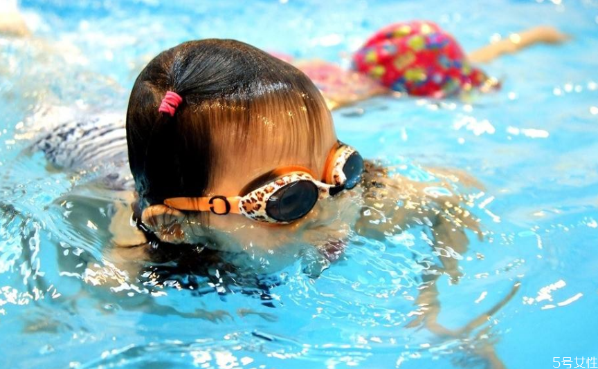 宝宝游泳呛水怎么办 宝宝游泳需注意哪些