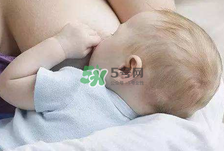 母乳喂养会积食吗？纯母乳喂养的宝宝会积食吗？