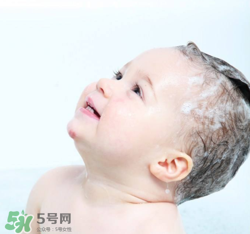 秋天婴儿几天洗一次澡？秋天婴儿洗几次澡？