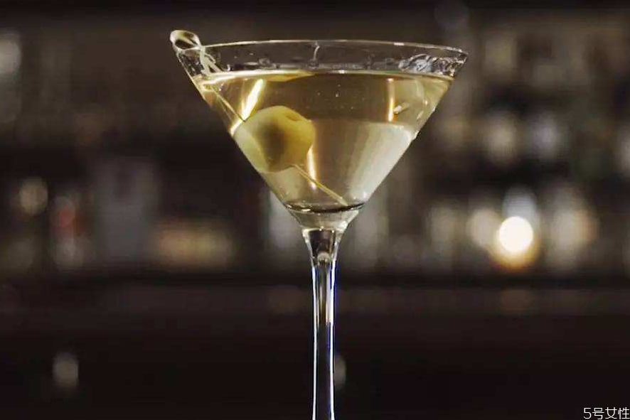 曼哈顿鸡尾酒配方 曼哈顿鸡尾酒怎么调