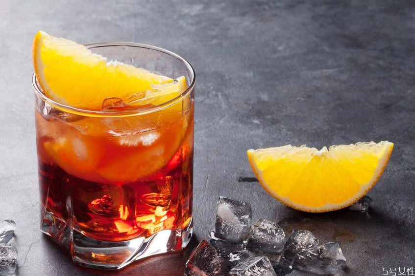杯口抹盐的鸡尾酒叫什么 鸡尾酒杯边为什么蘸盐