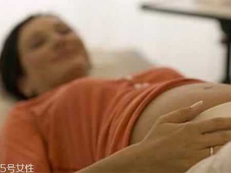 孕妇脸浮肿怎么消除?科学喝水是关键 孕妇脸浮肿怎么消除?科学喝水是关键