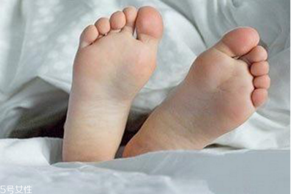 爸爸脚臭会遗传给宝宝吗