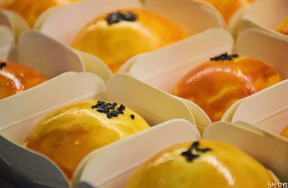鲍师傅蛋黄酥多少钱一个 鲍师傅蛋黄酥保质期