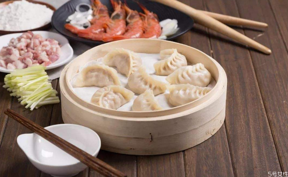 刚包的饺子怎么放冰箱 饺子放冰箱粘在一起怎么办
