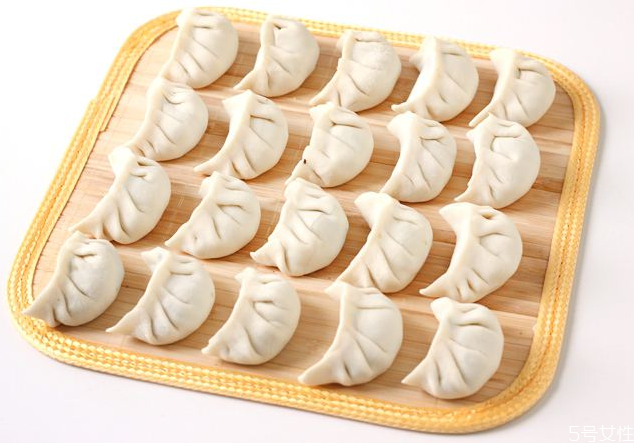 刚包的饺子怎么放冰箱 饺子放冰箱粘在一起怎么办