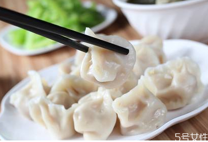 刚包的饺子怎么放冰箱 饺子放冰箱粘在一起怎么办