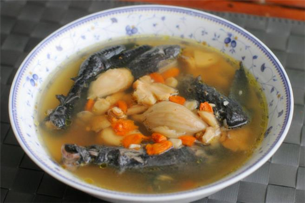 乌鸡汤是黑色的吗 乌鸡汤发黑是什么原因