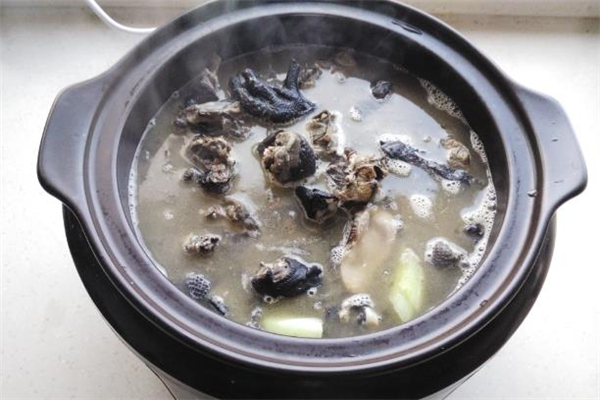 乌鸡汤是黑色的吗 乌鸡汤发黑是什么原因