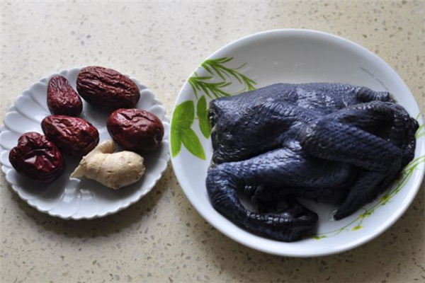 乌鸡汤是黑色的吗 乌鸡汤发黑是什么原因