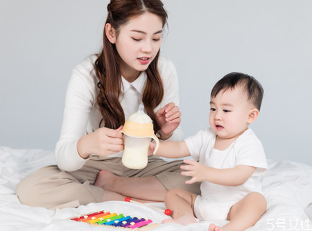 宝宝夏天可以喝凉奶吗 婴儿喝了凉奶的症状