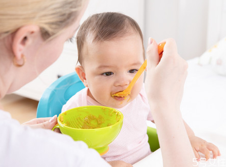 六个月宝宝辅食一天吃多少量 六个月宝宝辅食安排表