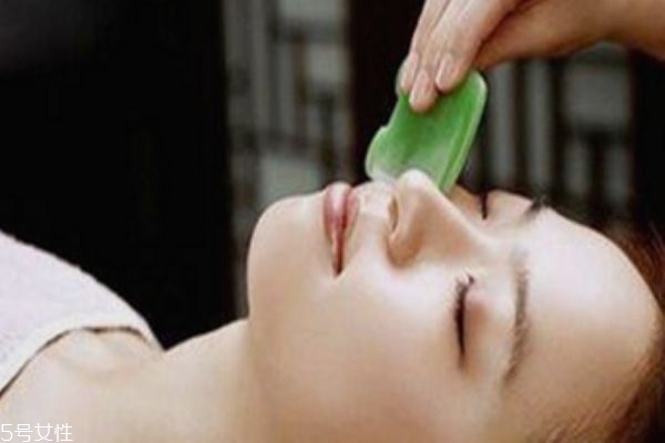 面部刮痧后脸发红发热 这些人不宜做面部刮痧