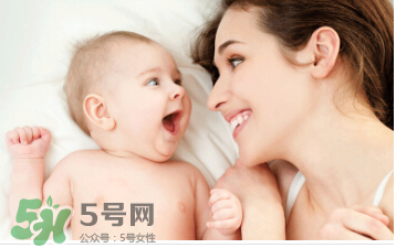 母乳喂养胸部一大一小怎么办？母乳喂养会导致胸不对称吗？