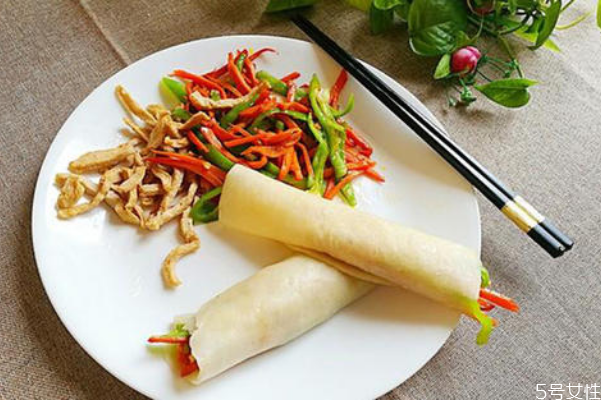 春饼要用开水烫面吗 做春饼怎么样和面