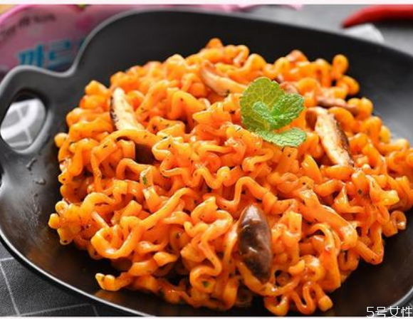 粉色火鸡面是什么口味 三养奶油火鸡面辣吗