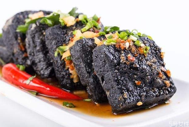 臭豆腐发霉了还能吃吗 臭豆腐上的白毛是什么菌