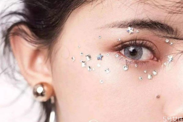 先定妆还是先画眼影 眼影怎么使用好
