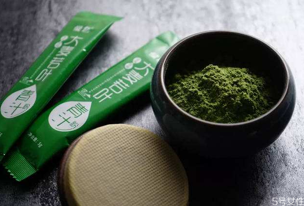 大麦若叶青汁一天喝几袋 大麦若叶青汁能治便秘吗