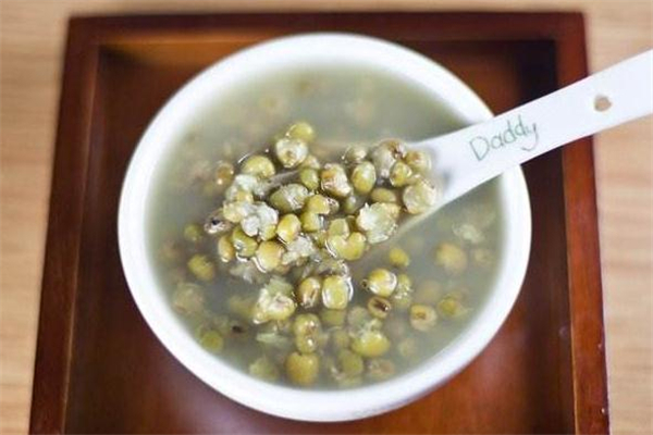 绿豆汤喝热的还是凉的好 绿豆汤秋冬可以喝吗