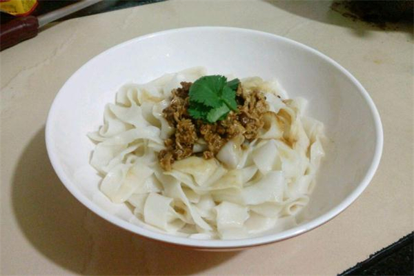 手擀面用什么面粉最好 手擀面用冷水还是热水和面