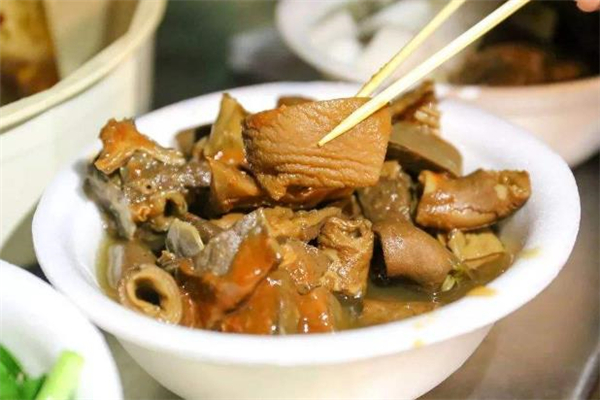 牛杂什么人不能吃 牛杂的汤底怎么做