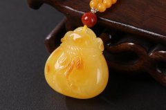 哪些属相不适合戴蜜蜡(适合佩戴蜜蜡的生肖)