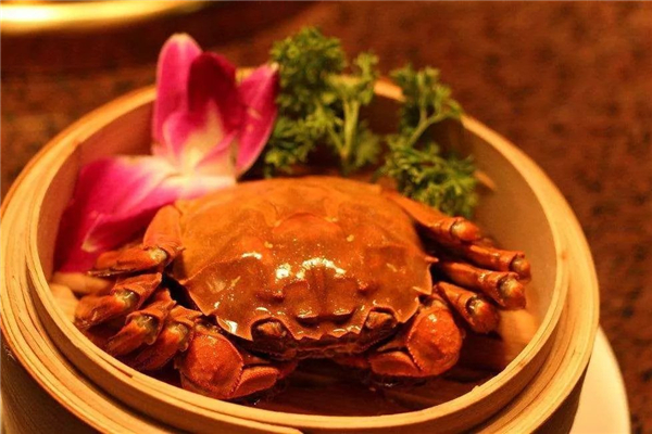吃螃蟹可以喝白酒吗 吃螃蟹喝什么酒比较好